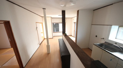 【居間・リビング】 | 大津市和邇高城330-7　中古戸建 | リビング・キッチン別角度