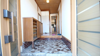 【玄関】 | 大津市和邇高城330-7　中古戸建 | 両開きで解放感ある玄関