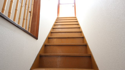 【内装】 | 大津市和邇高城330-7　中古戸建 | ひかりの降り注ぐ階段