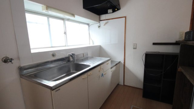 【キッチン】 | 大津市和邇高城330-7　中古戸建 | 腰高仕切りで区切られたキッチン