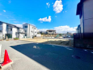 【前面道路含む現地写真】 | 草尾　新築分譲住宅　全３区画 | 【全棟ＬＤＫ約１６帖以上】大きな窓のあるリビングは、陽光あふれる明るい空間です♪居心地良く、ご家族皆がゆったり寛げる憩いの空間となりそうです♪