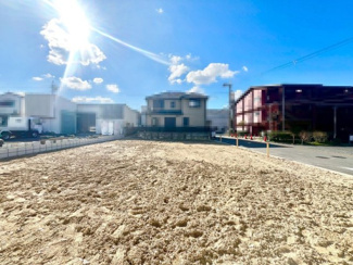 【外観】 | 草尾　新築分譲住宅　全３区画 | 【３口コンロのシステムキッチンです】対面式を採用したキッチンですので、リビングで寛ぐご家族をいつも感じられます！会話を楽しみながら家事ができますね♪