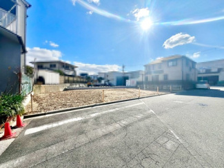 【前面道路含む現地写真】 | 草尾　新築分譲住宅　全３区画 | ゆとりのある洗面室ですよ！朝の身支度もスムーズにできますね！