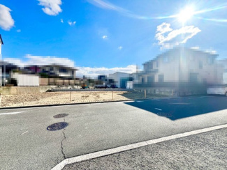 【前面道路含む現地写真】 | 草尾　新築分譲住宅　全３区画 | 【３ＳＬＤＫ～４ＬＤＫ】ゆとりのある間取りですので、子供部屋や趣味のお部屋も作れますね♪資料請求だけでもお気軽にお問い合わせください！