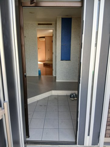 東松山市松葉町2丁目　中古戸建の玄関