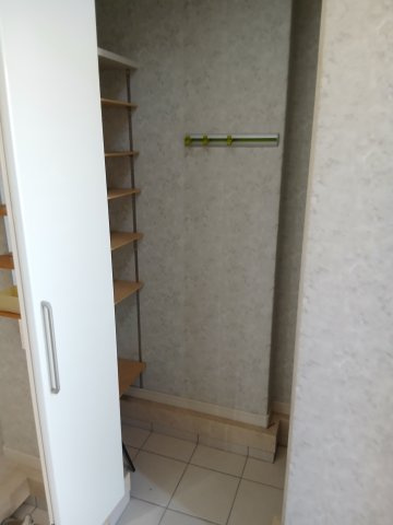 東松山市松葉町2丁目　中古戸建の玄関