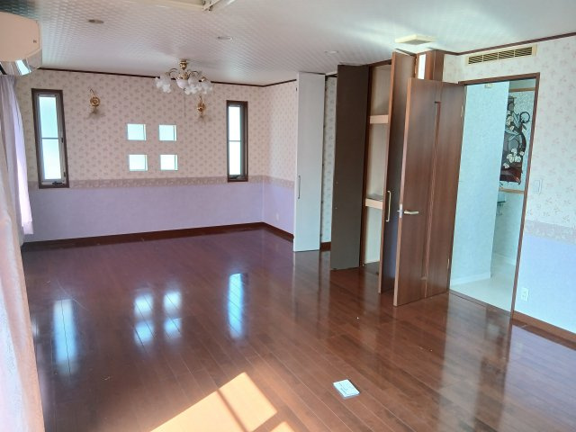 東松山市松葉町2丁目　中古戸建の居間・リビング