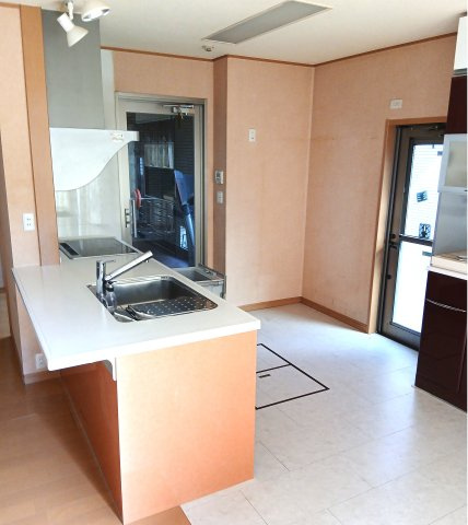 東松山市松葉町2丁目　中古戸建のキッチン|リビングからも行き来しやすく、リビング全体が見渡せるカウンターキッチン