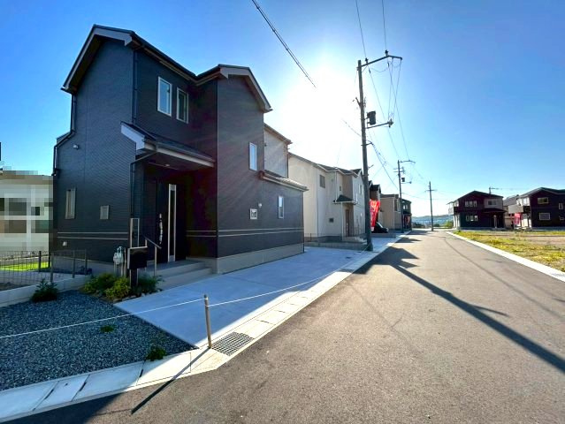 三木市岩宮　M号棟の前面道路含む現地写真