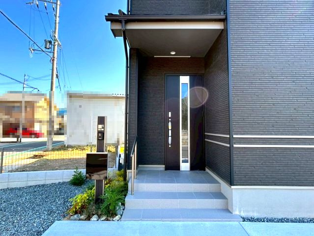 三木市岩宮　M号棟の玄関