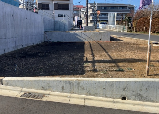 【外観】 | 土地の形が極端に長細かったり、狭小地、あるいは道路との高低差がある傾斜地だった場合、後々売ろうとしても買い手がつかない場合もあります。後々、売却することになった時に価値の下がらない土地を選びましょう。
