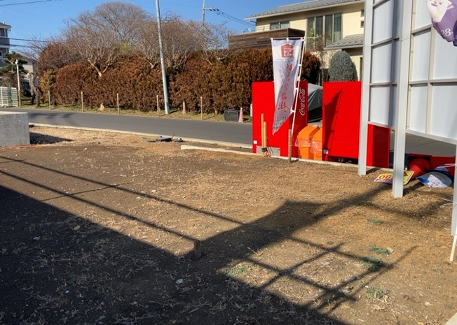 【外観】 | 土地を買う際、住む地域の自治体や福祉の補助制度にも注目してみましょう。子供や老人の医療補助やゴミ出しのルールなど、自治体によってルールに大きな違いがあるため、暮らしやすい土地で判断するとよいでしょう。