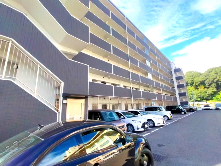 アルファライフ道後の駐車場|10平米超の広さがある南向きバルコニーは、洗濯物だけでなくお布団もたっぷり干せて太陽の香りに包まれます。明るい光が室内まで届き、お洗濯物を片付けた後も開放的な景色を眺めてホッと一息つくことができます。