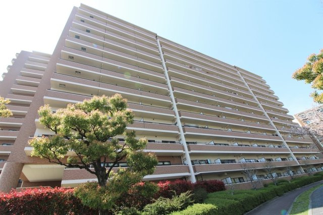 グランドシティダイアパレス吹田イーストウイング　参番館の外観