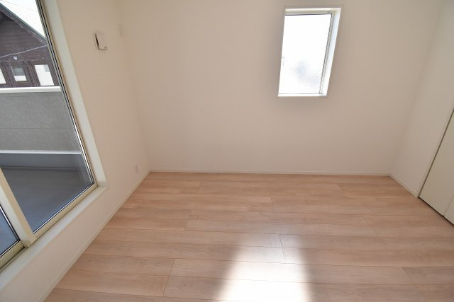 Cradlegarden　 常陸大宮市姥賀町　第3　3の洋室|フローリングなので重い家具も置けます。カーテンと家具を揃えるなどして、お好みのインテリアを楽しむことができます。収納スペースは全室に配備しております。