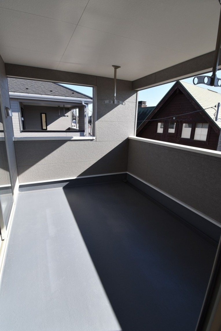 Cradlegarden　 常陸大宮市姥賀町　第3　3のバルコニー|インナーバルコニーは洗濯物外干し派の強い味方！天気が変わりやすい季節の外出も安心です。外出が難しい日に出るだけでも気分転換になる、嬉しいスペースです。