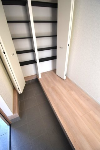 Cradlegarden　 常陸大宮市姥賀町　第3　3の玄関|たっぷり入る玄関収納です！扉の中は可動棚ですので、用途に合わせて高さを自由に変えることができます。