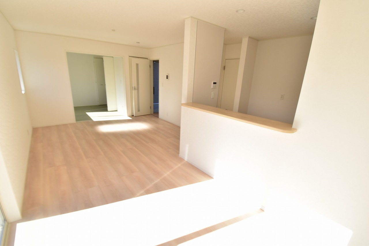 Cradlegarden　 常陸大宮市姥賀町　第3　3の居間・リビング|カーテンやラグの色、質感、選ぶ家具などでお部屋の雰囲気が変わります。お好みのインテリアを楽しみましょう♪白を基調とした内装ですので、あらゆるスタイルが馴染みます。