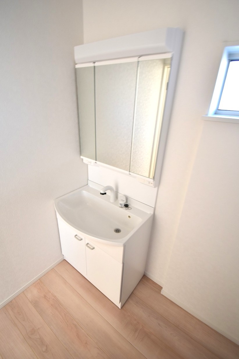 Cradlegarden　 常陸大宮市姥賀町　第3　3の独立洗面台|シャンプードレッサー付き洗面台は、広めで使いやすい、お手入れが楽なデザイン。窓があるので採光、通風良好です。