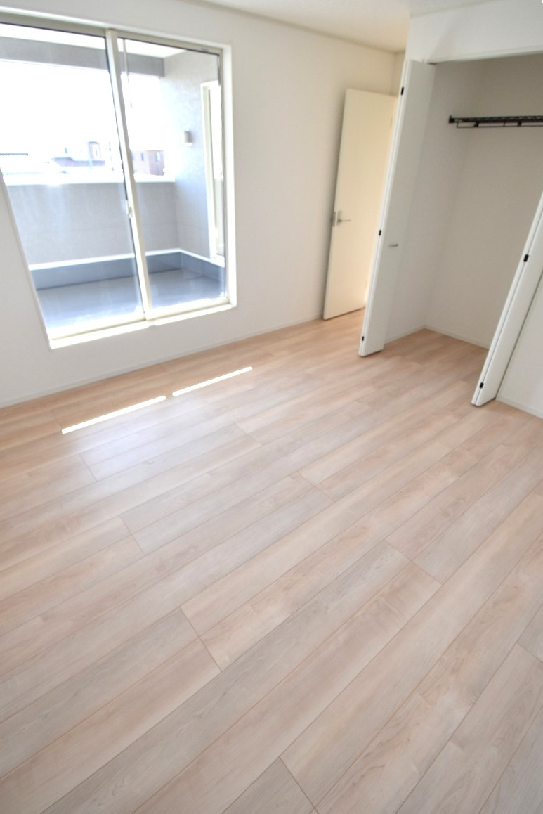 Cradlegarden　 常陸大宮市姥賀町　第3　3の洋室|折戸を開くと壁面クローゼット。衣類が横一列に並ぶためひと目で洋服が選びやすい！衣類をたくさんお持ちの方もスッキリ片付きます♪