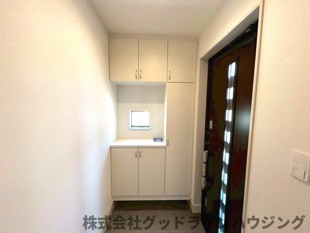 三木市岩宮　全４-I棟の玄関
