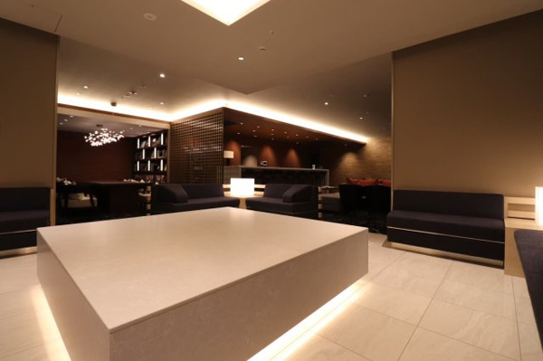 【ロビー】 | 【スカイラウンジ】選び抜かれた家具と、エレガントな和を感じる空間。カウンターもございます！！