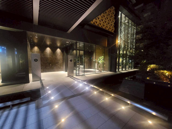 【エントランス】 | 【エントランス外観】OsakaMetro「堺筋本町」駅直結1分。敷地内から駅へダイレクトにアクセス！