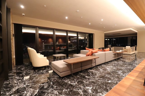 【ロビー】 | 【スカイラウンジ】選び抜かれた家具と、エレガントな和を感じる空間。カウンターもございます！！