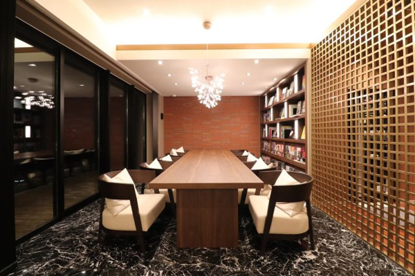 【ロビー】 | 【スカイラウンジ】和洋折衷のモダンなラウンジ。ゲストやご家族と歓談し、ゆったりとお寛ぎいただけます。