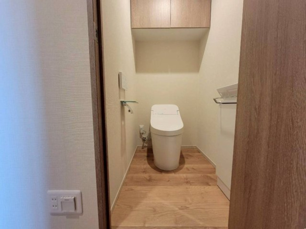 【トイレ】 | 【トイレ】吊戸棚収納付きのトイレです！清潔感を保てます◎