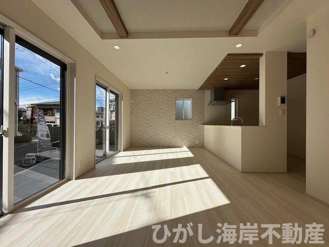 茅ヶ崎市東海岸北4丁目　新築戸建の居間・リビング|1月10日撮影　建築中　17帖　折上天井のLDK