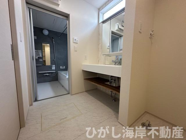 茅ヶ崎市東海岸北4丁目　新築戸建の独立洗面台|1月10日撮影　建築中　三面鏡化粧台