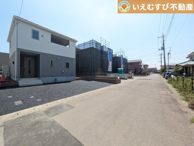 Cradle garden　本庄市小島第5の前面道路含む現地写真|充分な広さの前面道路
間口が広くお車の出し入れも問題なく行えるスペースが確保されています♪