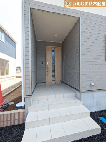 Cradle garden　本庄市小島第5のエントランス|落ち着いた色づかいのエントランス
駐車場からアクセスの良いエントランス。雨の日や荷物が多くても安心の動線♪