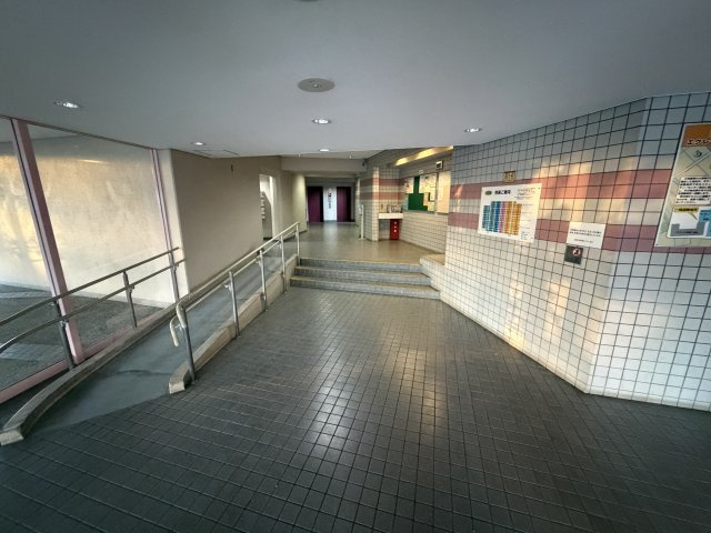 エクレール岩槻　壱番館のエントランス|ゆとりのあるエントランスです