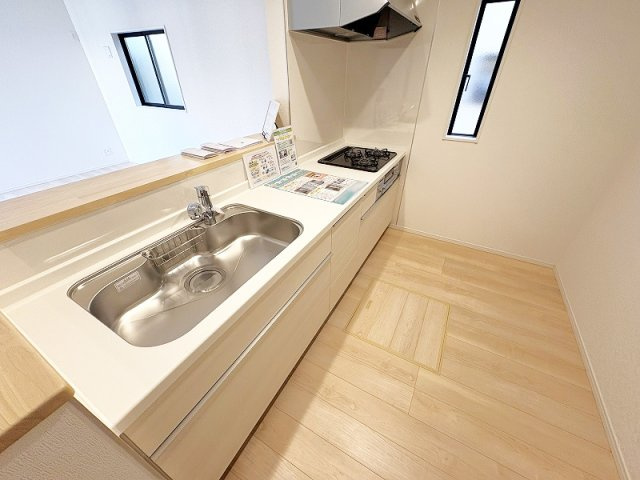 【キッチン】 | 新座市片山2丁目　新築一戸建住宅　全1棟　(保谷店) | 床下収納が設置されており、非常用品などの収納にも便利です。