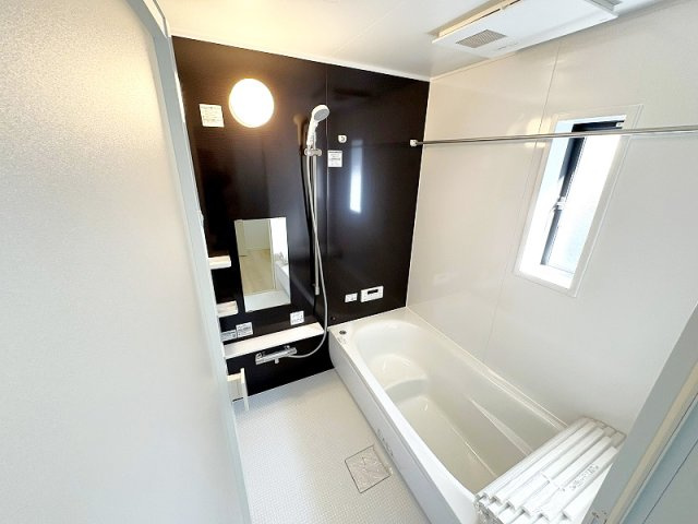 【浴室】 | 新座市片山2丁目　新築一戸建住宅　全1棟　(保谷店) | 1日の疲れを癒す広々としたバスルーム。浴室乾燥機が備わり、天候を気にせず洗濯物を干すことが可能です。