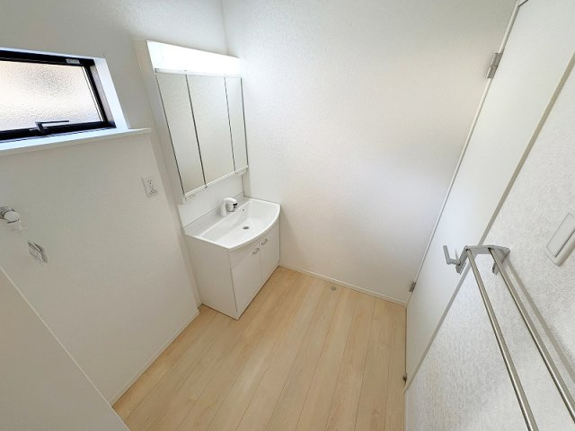 【脱衣所】 | 新座市片山2丁目　新築一戸建住宅　全1棟　(保谷店) | 自然光の入る明るい洗面脱衣室。洗面化粧台には大きく見やすい三面鏡が付いているので、身支度がスムーズに行えます。