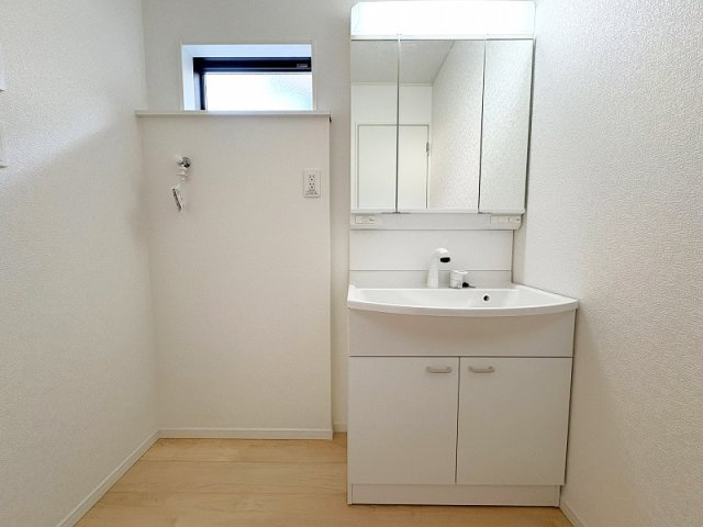 【独立洗面台】 | 新座市片山2丁目　新築一戸建住宅　全1棟　(保谷店) | 自然光の入る明るい洗面脱衣室。洗面化粧台には大きく見やすい三面鏡が付いているので、身支度がスムーズに行えます。