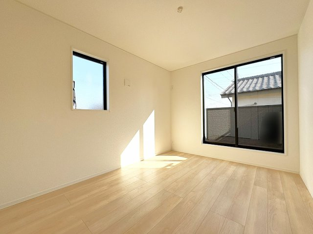 【寝室】 | 新座市片山2丁目　新築一戸建住宅　全1棟　(保谷店) | 2階6.5帖東側/落ち着いた色味のクロスとフローリングでほっと一息つける空間。