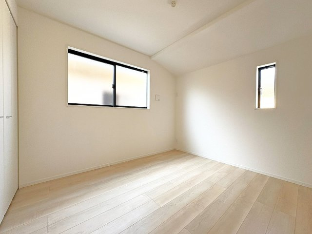 【子供部屋】 | 新座市片山2丁目　新築一戸建住宅　全1棟　(保谷店) | 2階5.25帖/全居室に収納スペースが備わりお部屋を広々お使いいただけます。