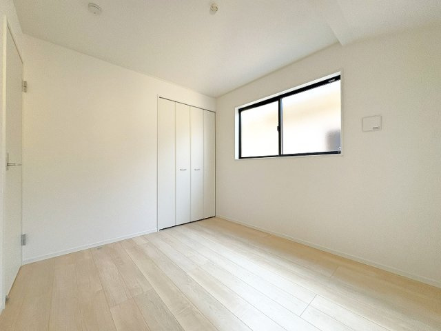 【子供部屋】 | 新座市片山2丁目　新築一戸建住宅　全1棟　(保谷店) | 2階5.25帖/充分な広さと収納機能を備えたお部屋。成長と共に増えていくお子様の物もスッキリと収納しやすい。