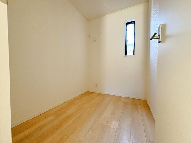 【収納】 | 新座市片山2丁目　新築一戸建住宅　全1棟　(保谷店) | 2階2.5帖/衣類や趣味用品の収納に便利なトランクルーム。書斎やテレワークルームとしても便利な空間です。