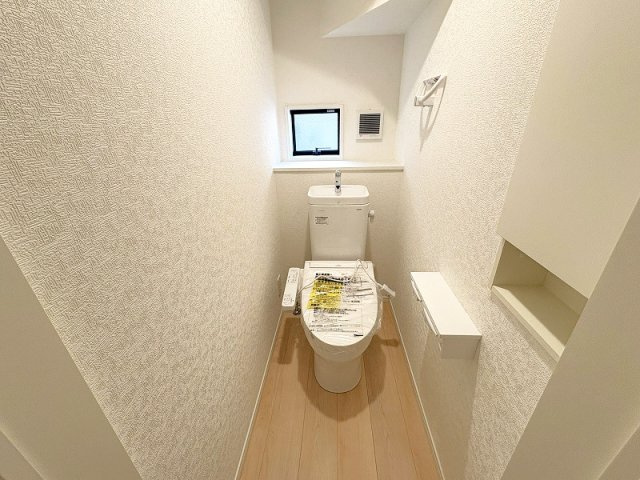 【トイレ】 | 新座市片山2丁目　新築一戸建住宅　全1棟　(保谷店) | 温水洗浄機能付で清潔感のあるトイレ。