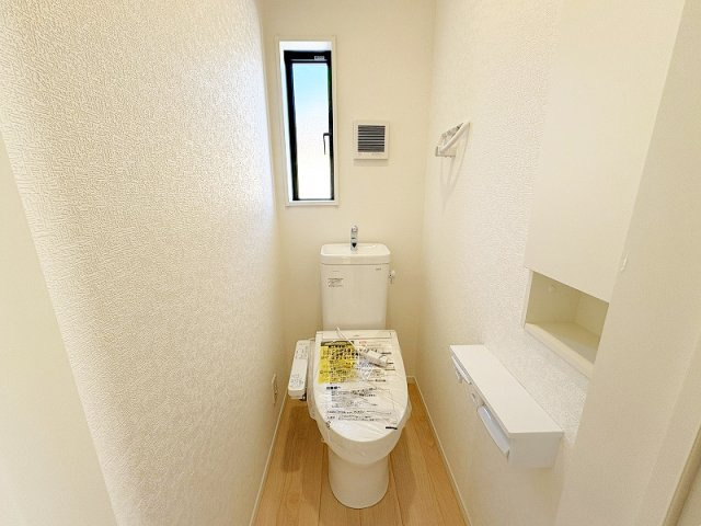 【トイレ】 | 新座市片山2丁目　新築一戸建住宅　全1棟　(保谷店) | 各階に設置されているので来客時も気兼ねなくお使いいただけます。