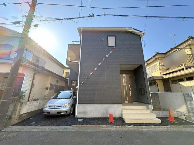 【外観】 | 新座市片山2丁目　新築一戸建住宅　全1棟　(保谷店) | 人感センサー付玄関灯、防犯カメラ、ディンプルキーなど防犯設備も充実。