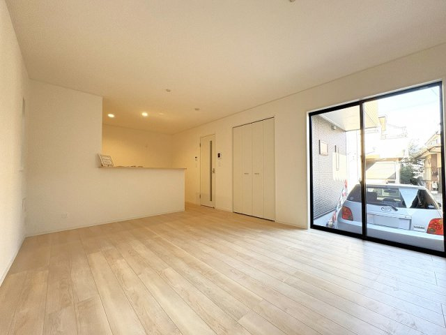 【居間・リビング】 | 新座市片山2丁目　新築一戸建住宅　全1棟　(保谷店) | 2面採光につき採光・通風良好！心地よい空間でゆったりと過ごせます。