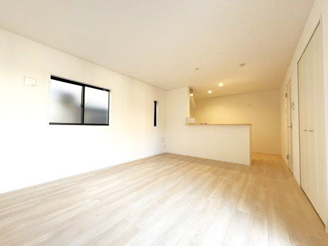 【居間・リビング】 | 新座市片山2丁目　新築一戸建住宅　全1棟　(保谷店) | オープンな対面式キッチンを配した開放感のある空間。