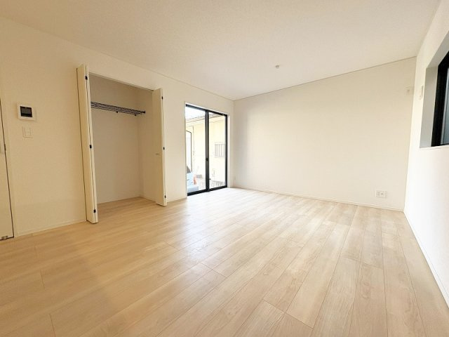 【居間・リビング】 | 新座市片山2丁目　新築一戸建住宅　全1棟　(保谷店) | 生活感を隠しつつ日常使いの物をすぐ近くに置いておけるリビング収納付き。