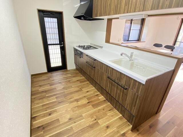 【キッチン】 | 常総市内守谷町きぬの里2丁目　中古戸建 | 料理をしながらでも、ご家族との会話を楽しめる対面式キッチン♪